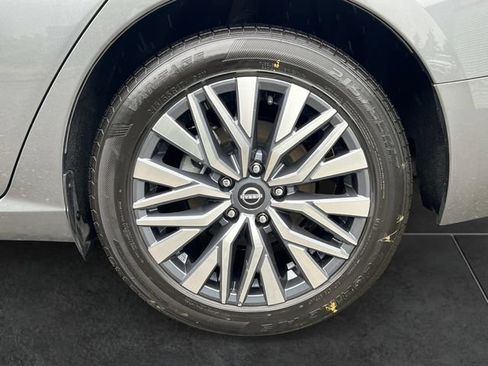 Used 2025 Nissan Altima 2.5 SV FWD image 9