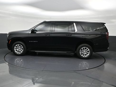 Used 2025 Chevrolet Suburban LS RWD image 2