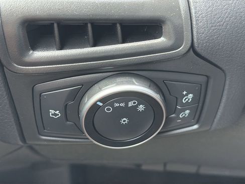 Used 2018 Ford Focus SE FWD image 24