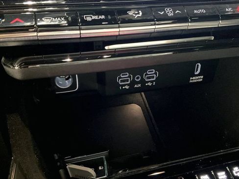 Used 2023 Jeep Wagoneer Series II AWD/4WD image 30