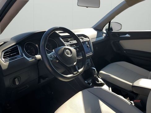 Used 2018 Volkswagen Tiguan SE w/ Panoramic Sunroof Package image 29