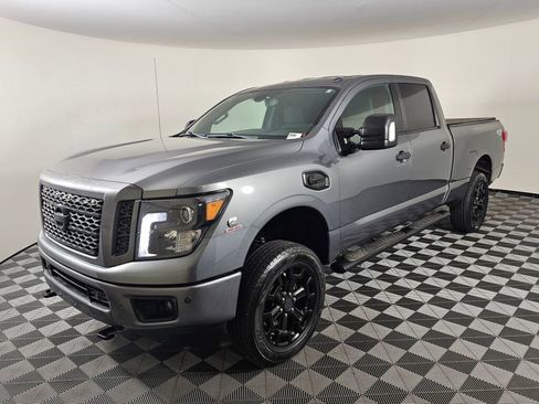 Used 2019 Nissan Titan SV w/ SV Convenience Package image 4