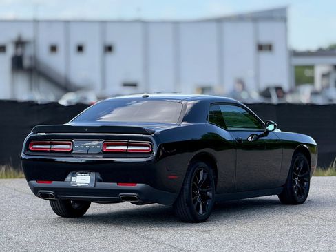 Used 2018 Dodge Challenger SXT w/ Blacktop Package image 9