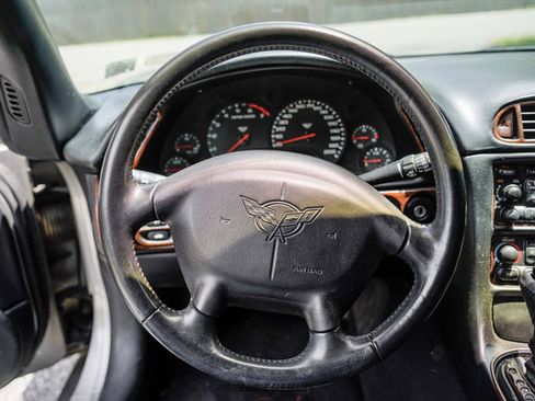 Used 2000 Chevrolet Corvette Coupe w/ Roof Pkg RWD image 41