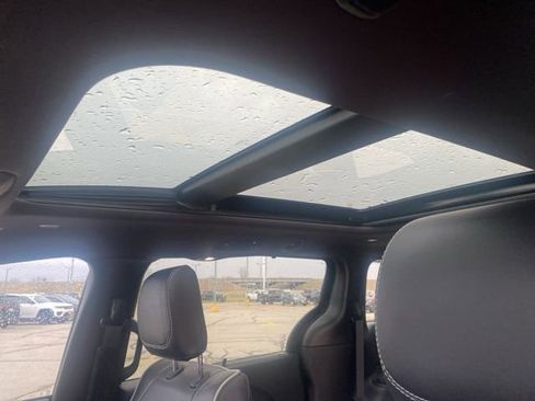 Used 2025 Chrysler Pacifica Limited image 11