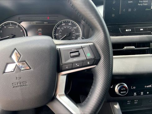 Used 2025 Mitsubishi Outlander SE FWD image 24