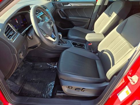 Used 2023 Volkswagen Tiguan SE w/ Panoramic Sunroof Package FWD image 8