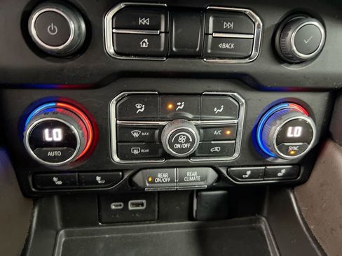 Used 2022 Chevrolet Suburban Z71 w/ Luxury Package AWD/4WD image 12