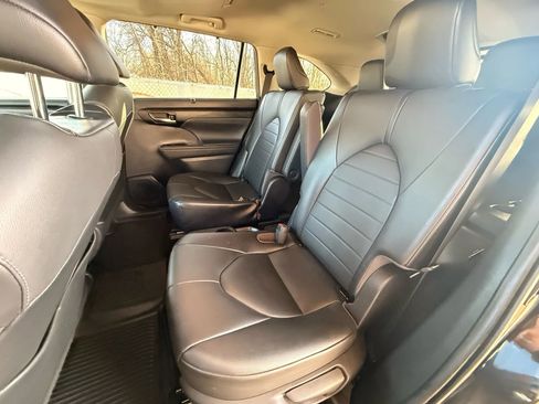 Used 2021 Toyota Highlander XLE image 19