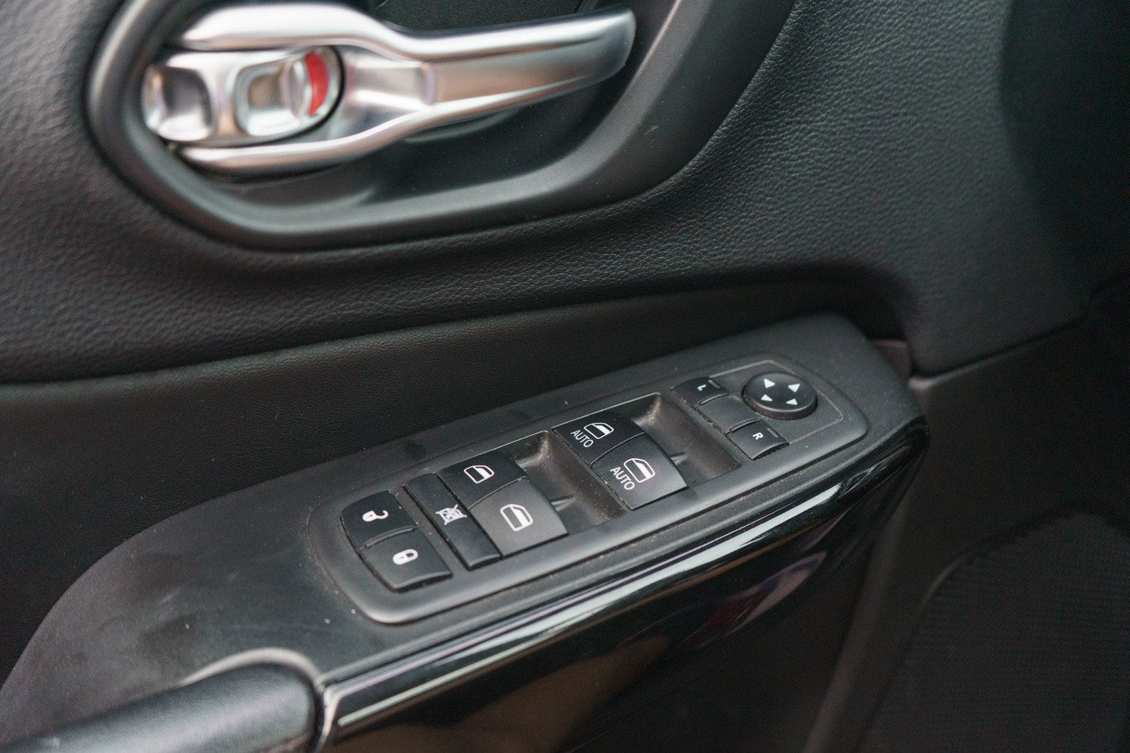 Used 2019 Jeep Cherokee Latitude Plus FWD image 26