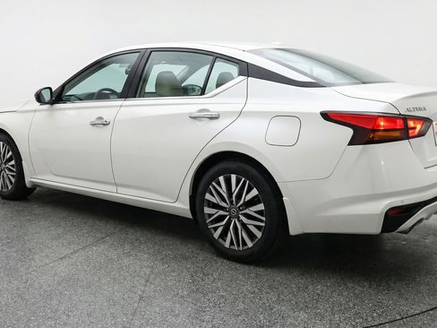 Used 2025 Nissan Altima 2.5 SV FWD image 6