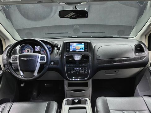 Used 2016 Chrysler Town & Country Touring w/ Driver Convenience Group image 34