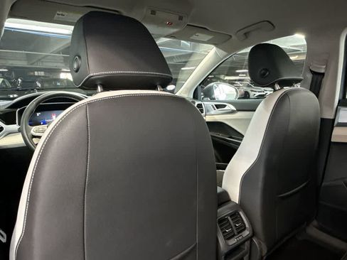 Certified 2025 Volkswagen Taos SE FWD image 23