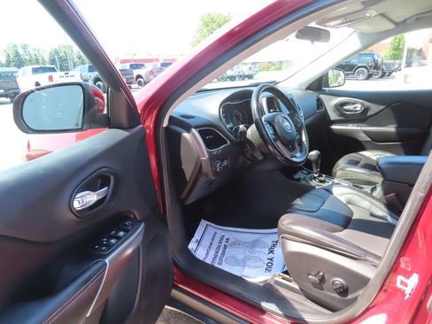 Used 2019 Jeep Cherokee Latitude Plus w/ Cold Weather Group AWD/4WD image 18