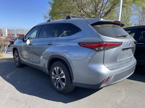 Used 2021 Toyota Highlander XLE FWD image 2