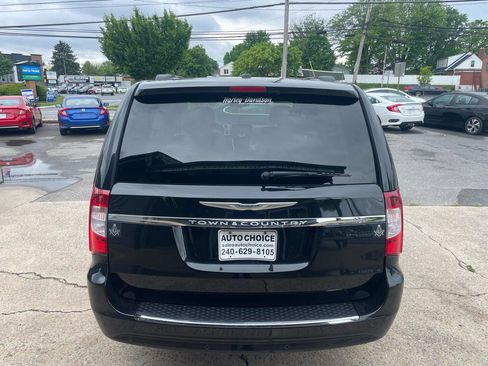 Used 2013 Chrysler Town & Country Touring-L w/ Entertainment Group #2 FWD image 12