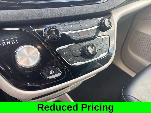 Used 2024 Chrysler Pacifica Touring-L FWD image 23