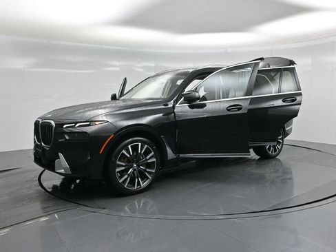 Used 2023 BMW X7 xDrive40i w/ Parking Assistance Package image 29