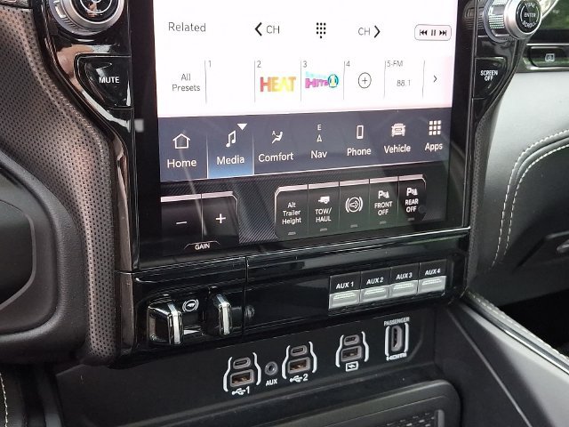 Used 2025 RAM 3500 Limited AWD/4WD image 19