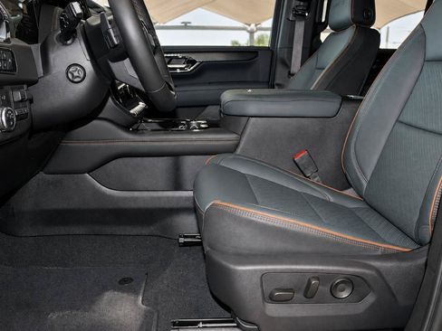Used 2025 GMC Yukon AT4 AWD/4WD image 13