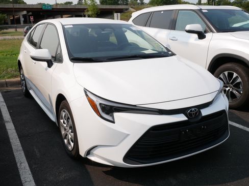 Used 2026 Toyota Corolla LE FWD image 3