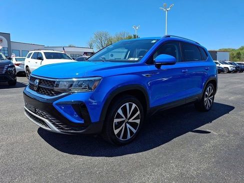 Certified 2023 Volkswagen Taos SE w/ Panoramic Sunroof Package AWD/4WD image 3