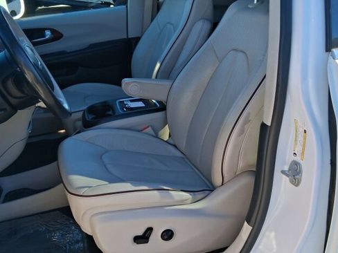 Used 2020 Chrysler Pacifica Limited image 22