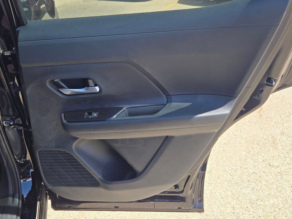 Used 2026 Nissan Kicks SR AWD/4WD image 8