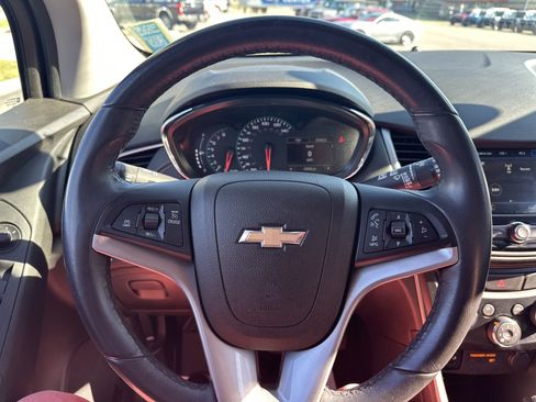 Used 2018 Chevrolet Trax LT w/ LT Convenience Package FWD image 3