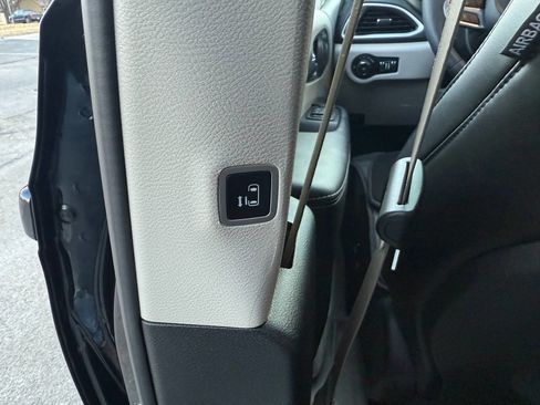 Used 2023 Chrysler Pacifica Touring-L image 37