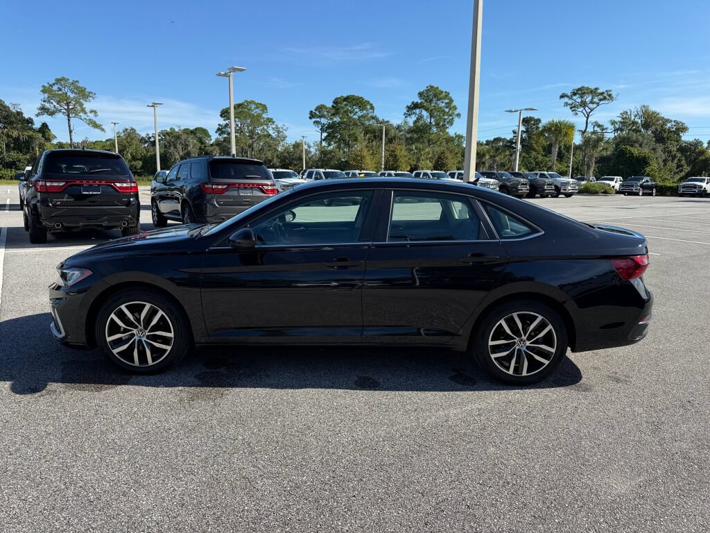 Used 2025 Volkswagen Jetta SE FWD image 6