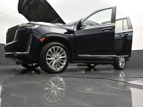 Used 2024 Cadillac Escalade ESV Premium Luxury image 40