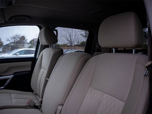 Used 2018 Nissan Titan SV image 10