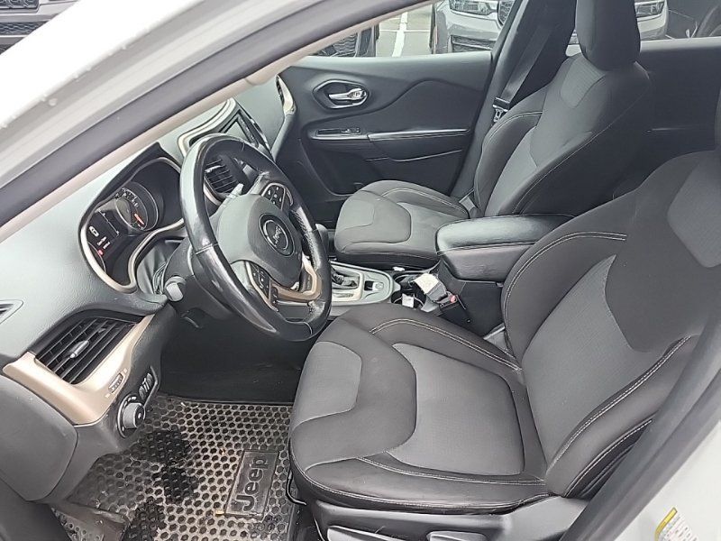 Used 2016 Jeep Cherokee Latitude w/ Cold Weather Group AWD/4WD image 11