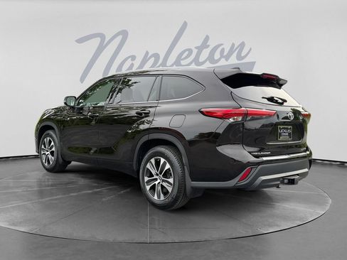 Used 2022 Toyota Highlander XLE AWD/4WD image 6