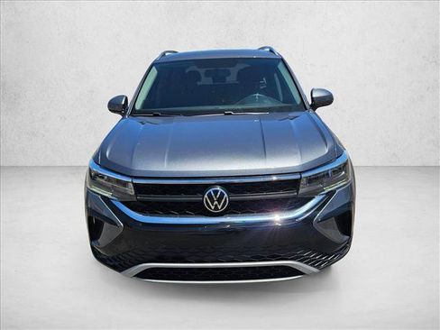 Certified 2022 Volkswagen Taos SE FWD image 2