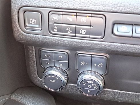 Used 2024 GMC Yukon XL Denali image 18