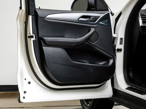 Used 2025 BMW X4 xDrive30i image 44