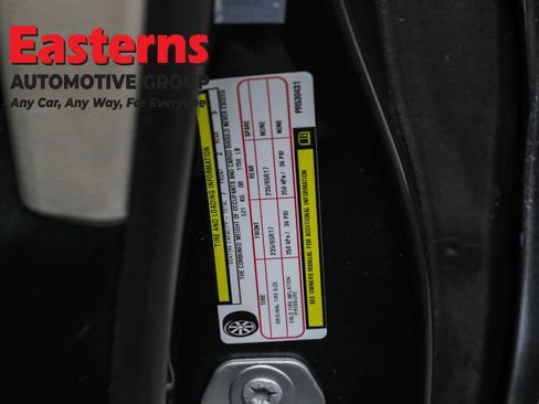 Used 2023 Chrysler Pacifica Touring-L image 35