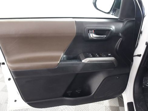 Used 2017 Toyota Tacoma Limited w/ Tow Package AWD/4WD image 14
