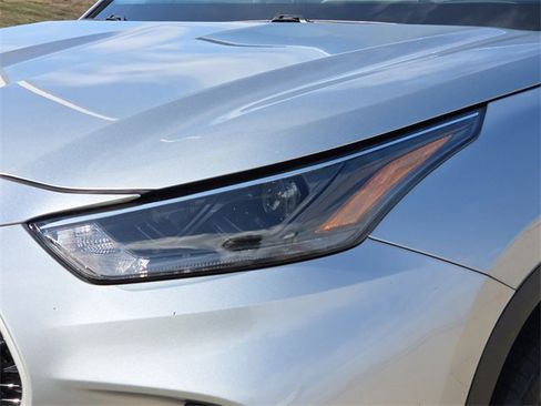 Used 2023 Toyota Highlander L image 4