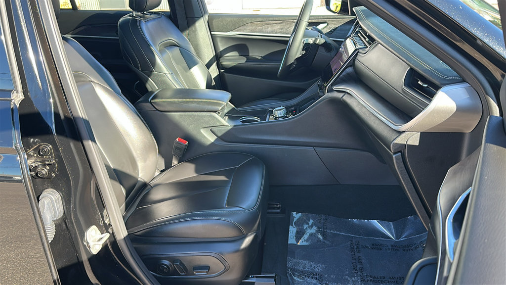 Used 2025 Jeep Grand Cherokee Limited AWD/4WD image 31
