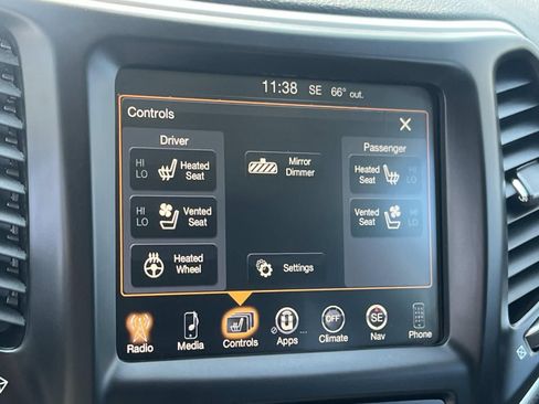 Used 2018 Jeep Cherokee Limited w/ Luxury Group image 33