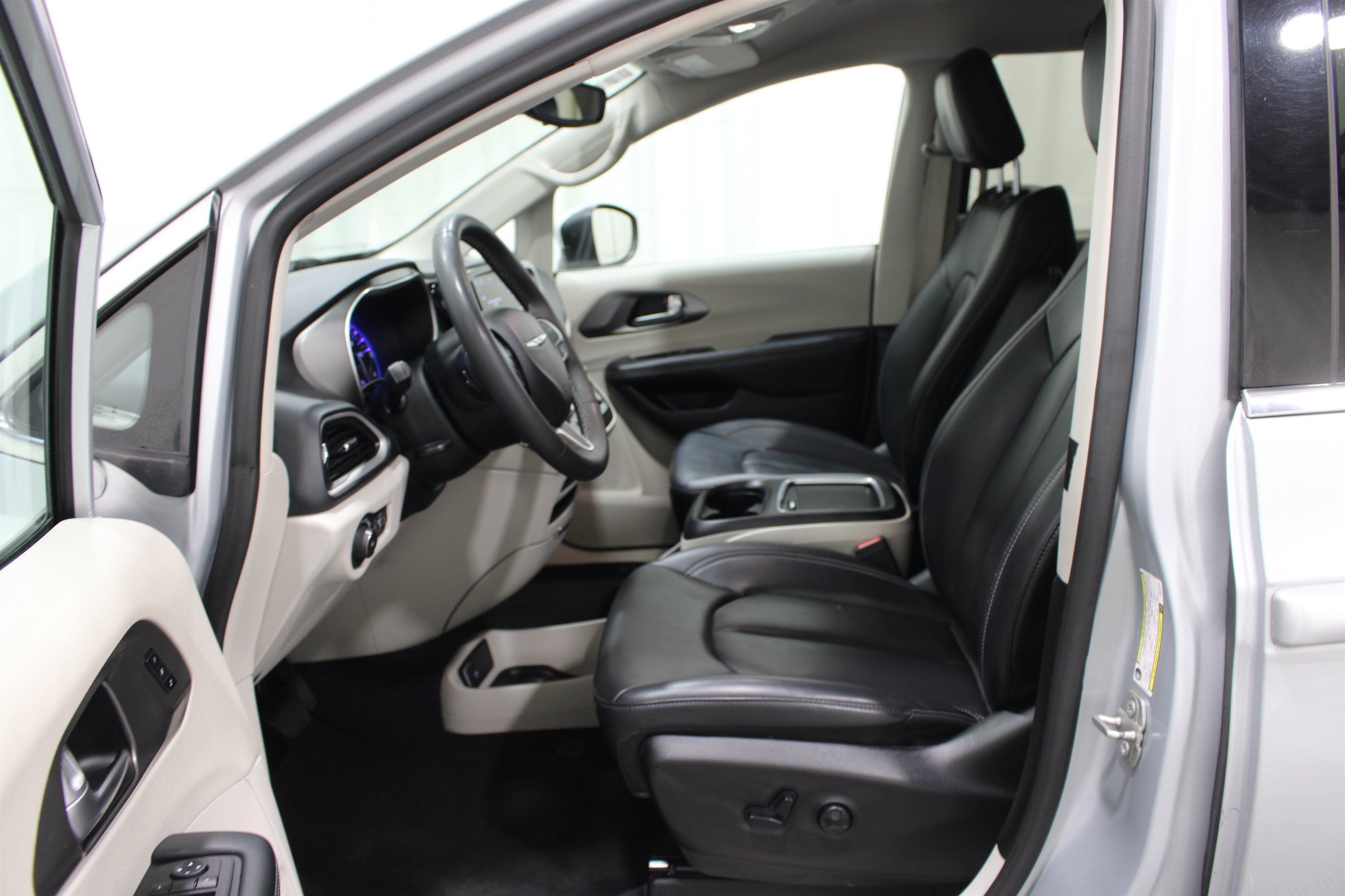Used 2023 Chrysler Pacifica Touring-L FWD image 3
