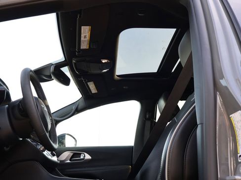 Used 2025 Chrysler Pacifica Limited image 42