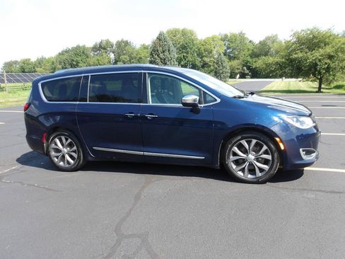 Used 2018 Chrysler Pacifica Limited FWD image 1