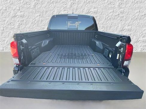Used 2018 Toyota Tacoma TRD Sport image 12