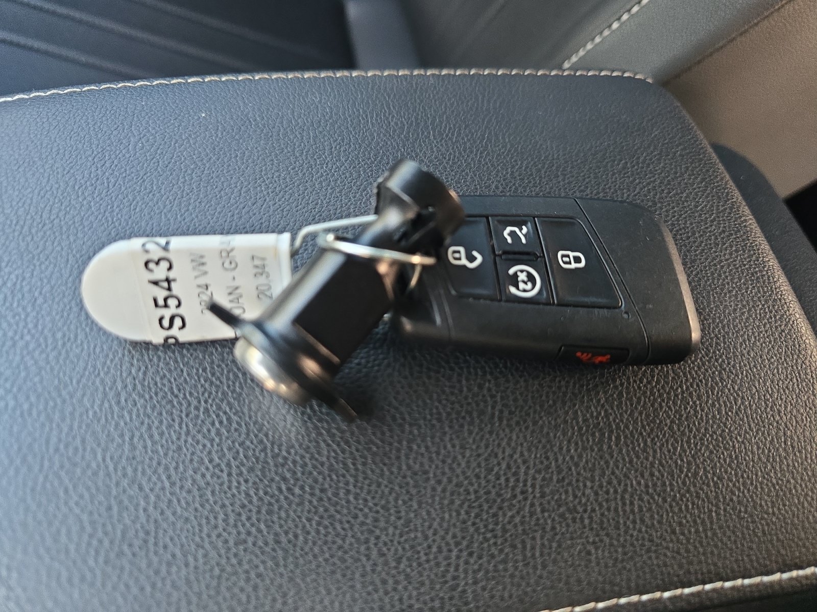 Used 2024 Volkswagen Tiguan SE R-Line AWD/4WD image 31
