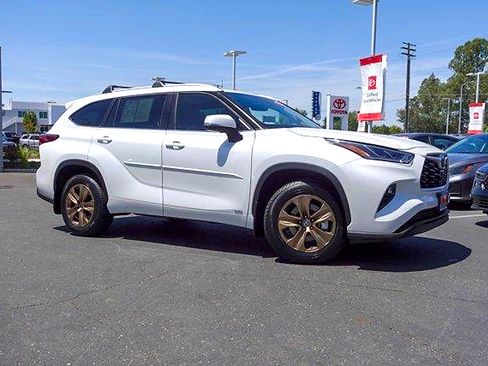 Used 2023 Toyota Highlander Bronze Edition AWD/4WD image 4