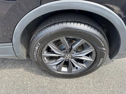 Used 2022 Volkswagen Tiguan SE image 11